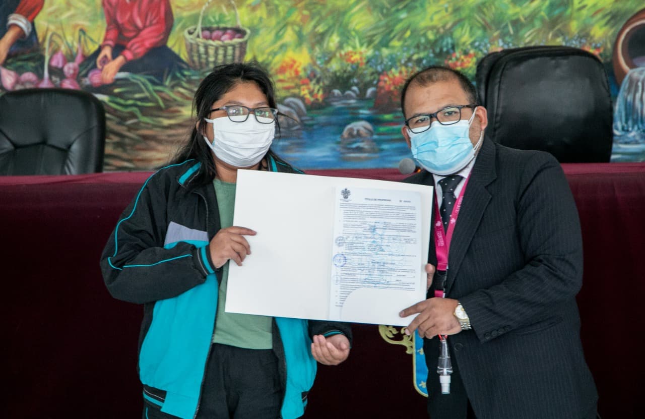Pobladores de diferentes asociaciones de Arequipa reciben 500 títulos de propiedad
