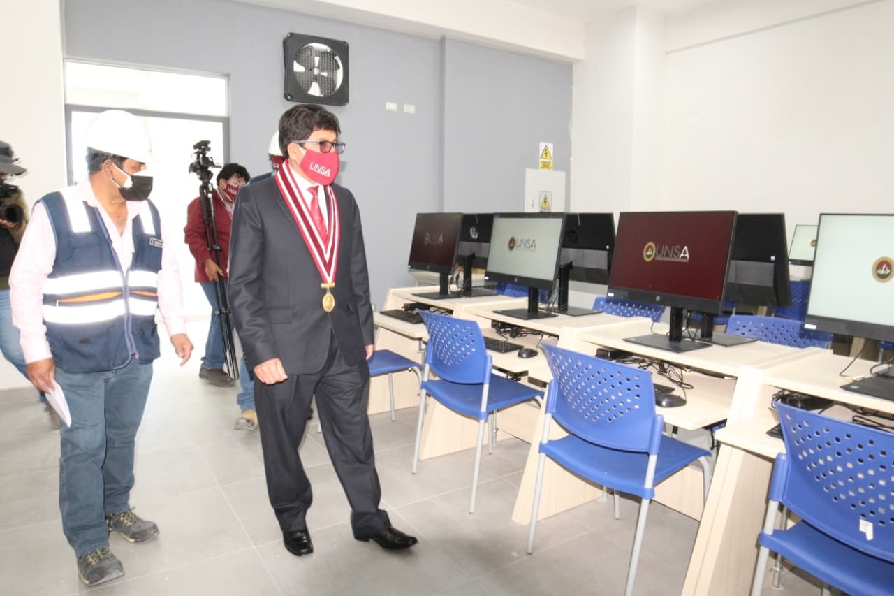 Rector de la UNSA entrega moderno edificio de laboratorios de Matemáticas